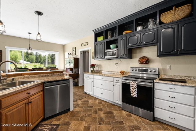 438 Davis RD, Sagle, ID 83860