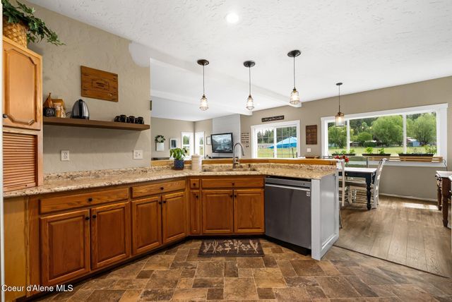 438 Davis RD, Sagle, ID 83860