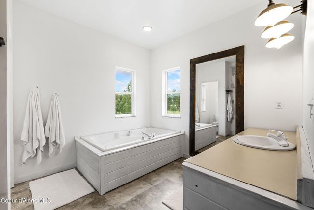 438 Davis RD, Sagle, ID 83860