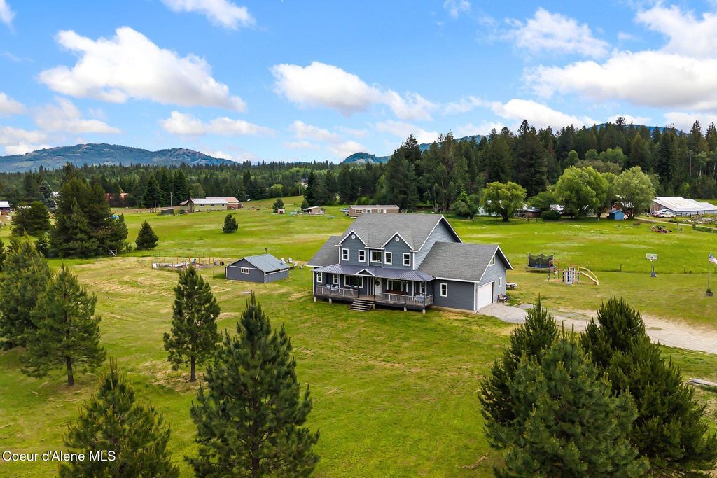 438 Davis RD, Sagle, ID 83860