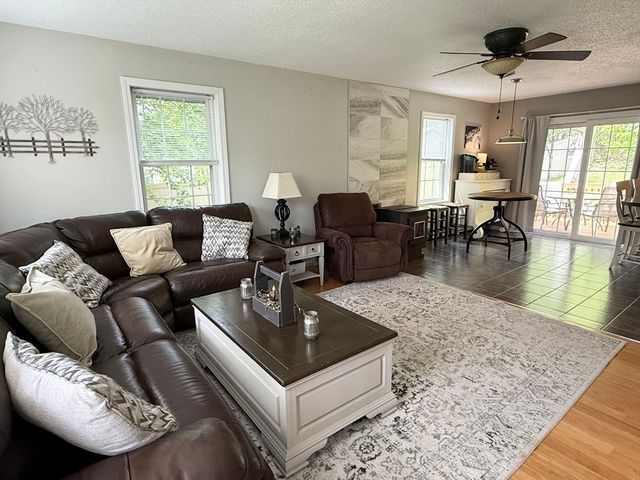 222 Bridge St, Warren, MA 01083