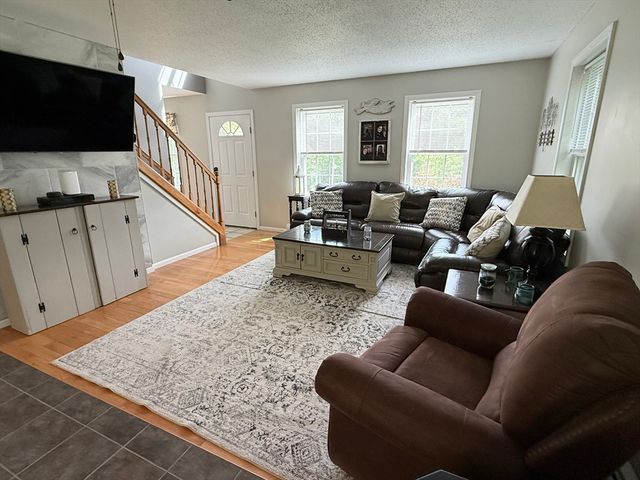 222 Bridge St, Warren, MA 01083