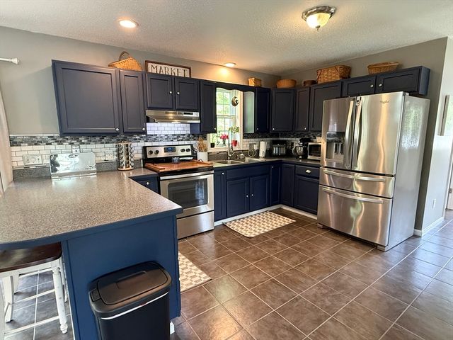 222 Bridge St, Warren, MA 01083