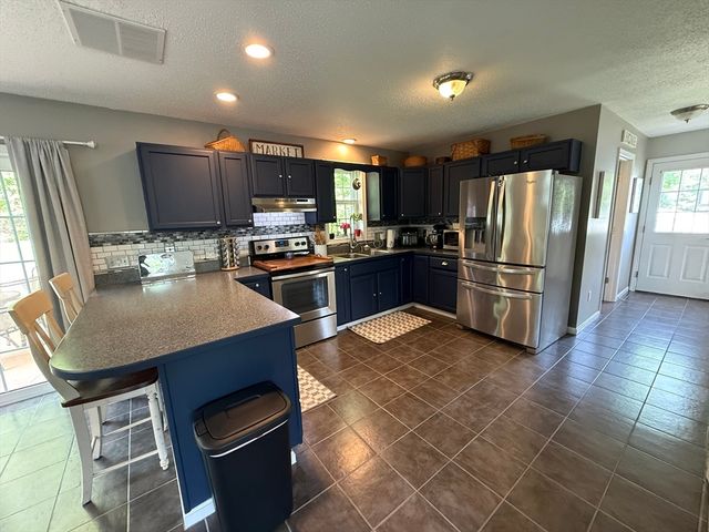 222 Bridge St, Warren, MA 01083