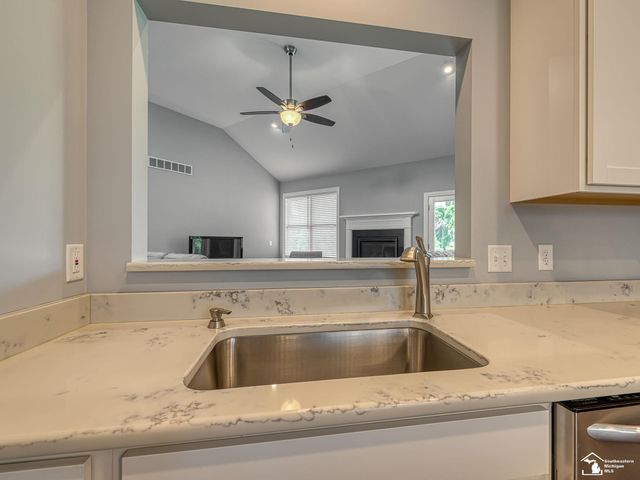 1035 Saint James Park Avenue, Monroe, MI 48161