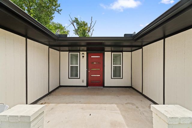 104 N Rambling Oaks Drive, Moore, OK 73160