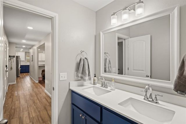 104 N Rambling Oaks Drive, Moore, OK 73160