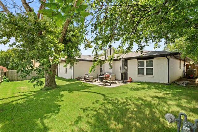 104 N Rambling Oaks Drive, Moore, OK 73160