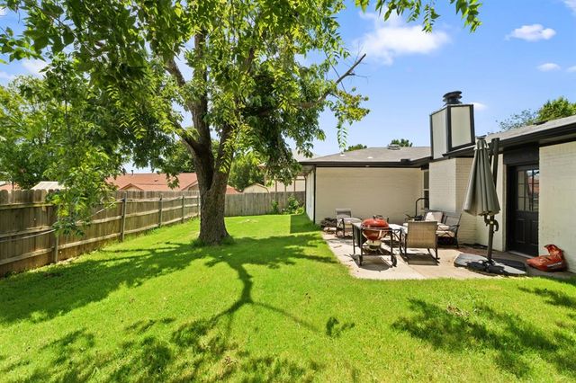 104 N Rambling Oaks Drive, Moore, OK 73160