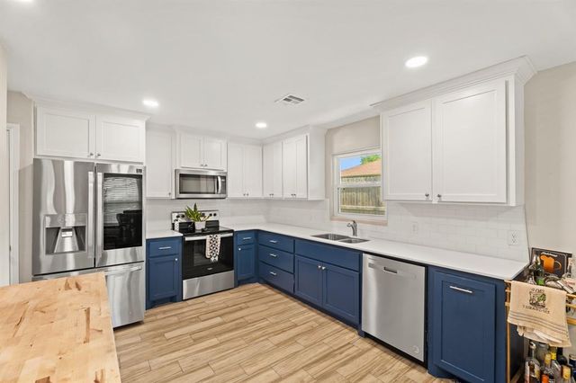 104 N Rambling Oaks Drive, Moore, OK 73160