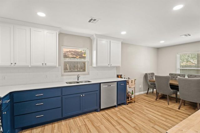 104 N Rambling Oaks Drive, Moore, OK 73160