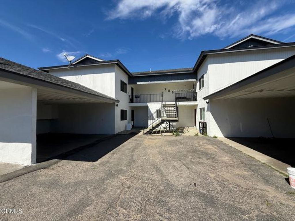 209 W Santa Barbara Street, Santa Paula, CA 93060