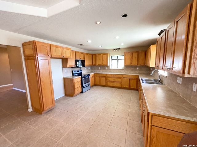 1014 Avenue I, Poteet, TX 78065