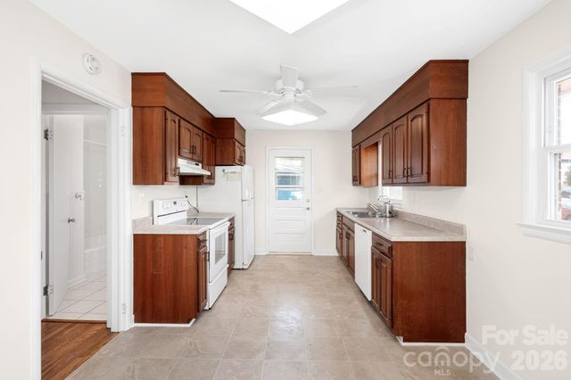 8 N Pershing Road, Asheville, NC 28805