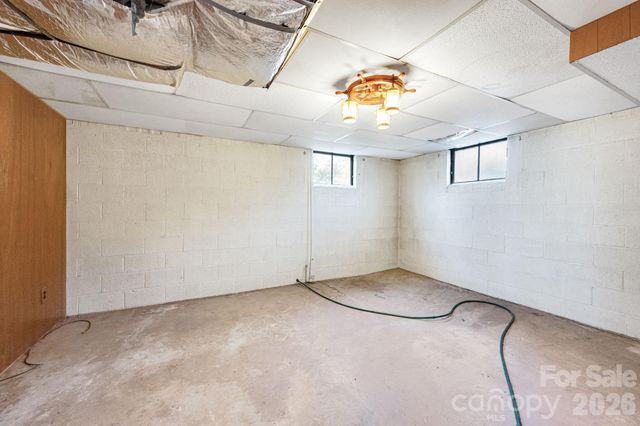 8 N Pershing Road, Asheville, NC 28805