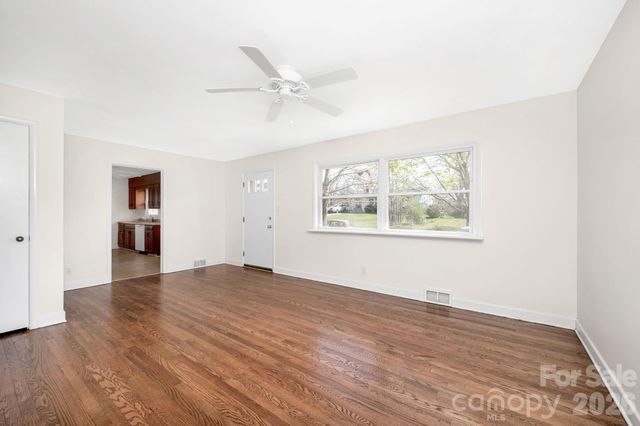 8 N Pershing Road, Asheville, NC 28805