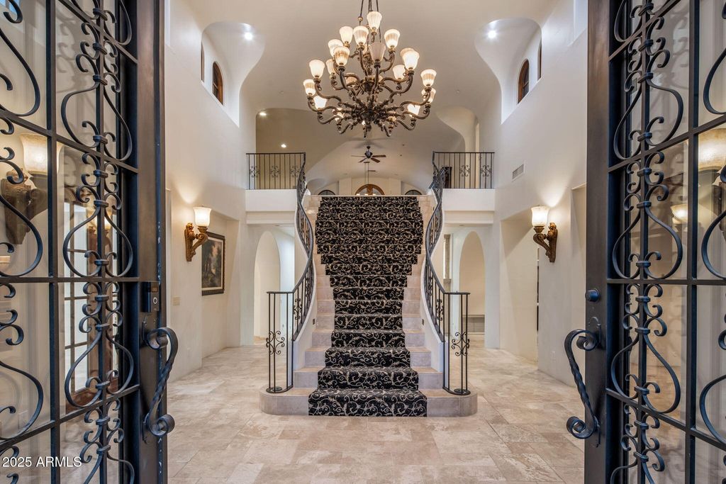 Image 10 of property listing at 9547 N 55TH Street, Paradise Valley, AZ 85253