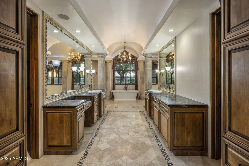 Image 26 of property listing at 9547 N 55TH Street, Paradise Valley, AZ 85253