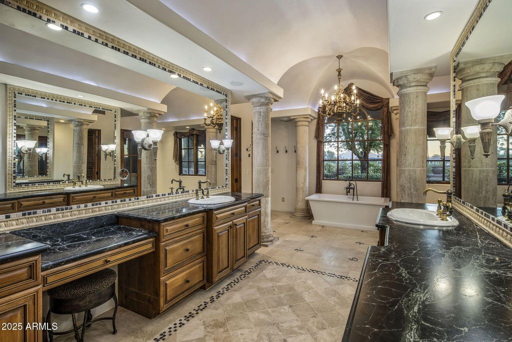 Image 27 of property listing at 9547 N 55TH Street, Paradise Valley, AZ 85253