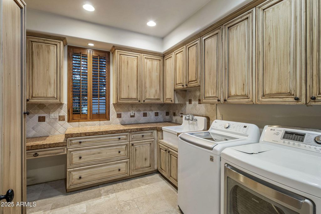 Image 32 of property listing at 9547 N 55TH Street, Paradise Valley, AZ 85253