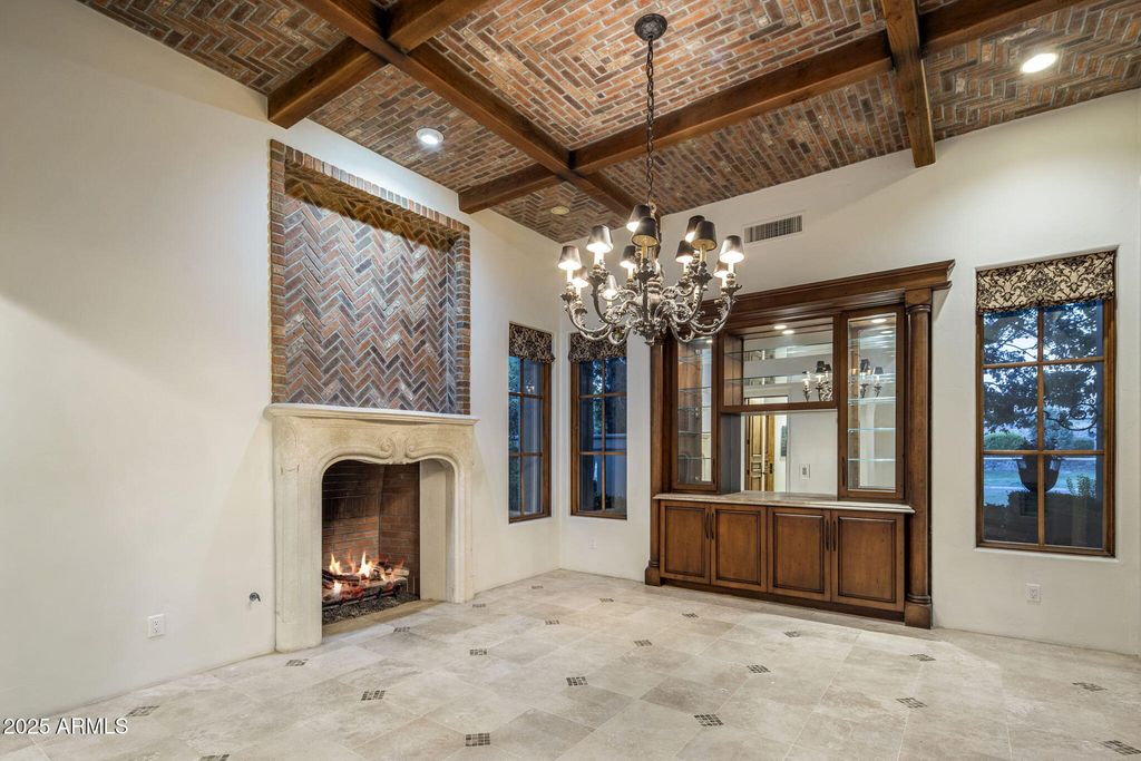 Image 4 of property listing at 9547 N 55TH Street, Paradise Valley, AZ 85253