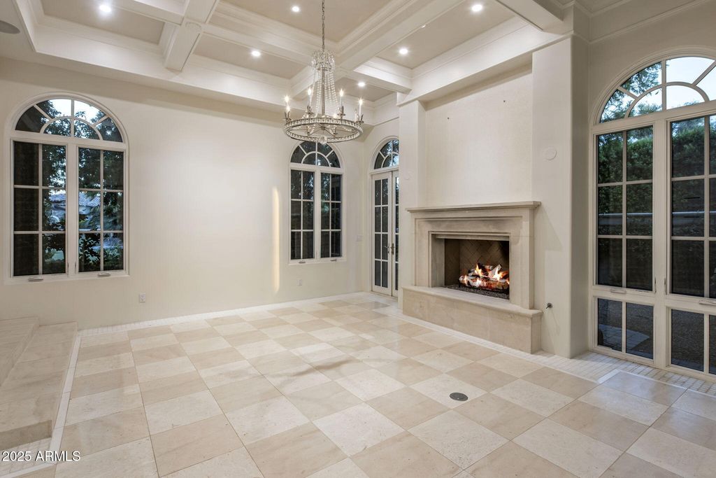 Image 5 of property listing at 9547 N 55TH Street, Paradise Valley, AZ 85253