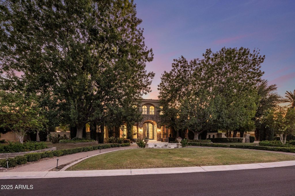 Image 9 of property listing at 9547 N 55TH Street, Paradise Valley, AZ 85253