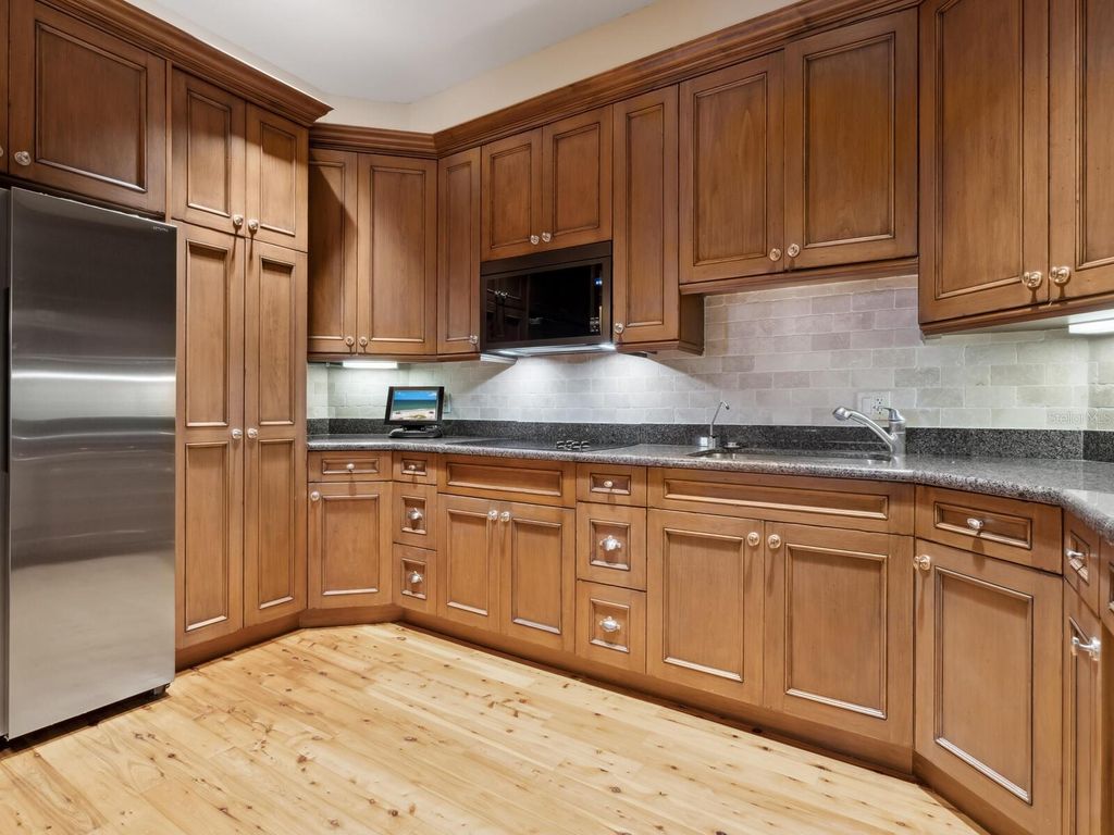 Image 28 of property listing at 1423 HILLVIEW DRIVE, Sarasota, FL 34239