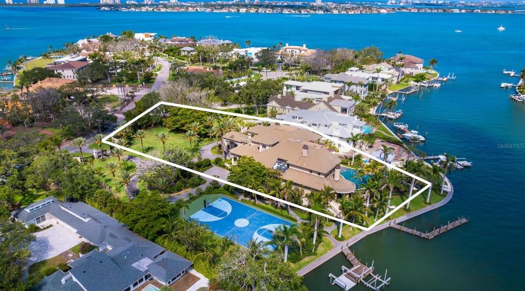 Image 4 of property listing at 1423 HILLVIEW DRIVE, Sarasota, FL 34239