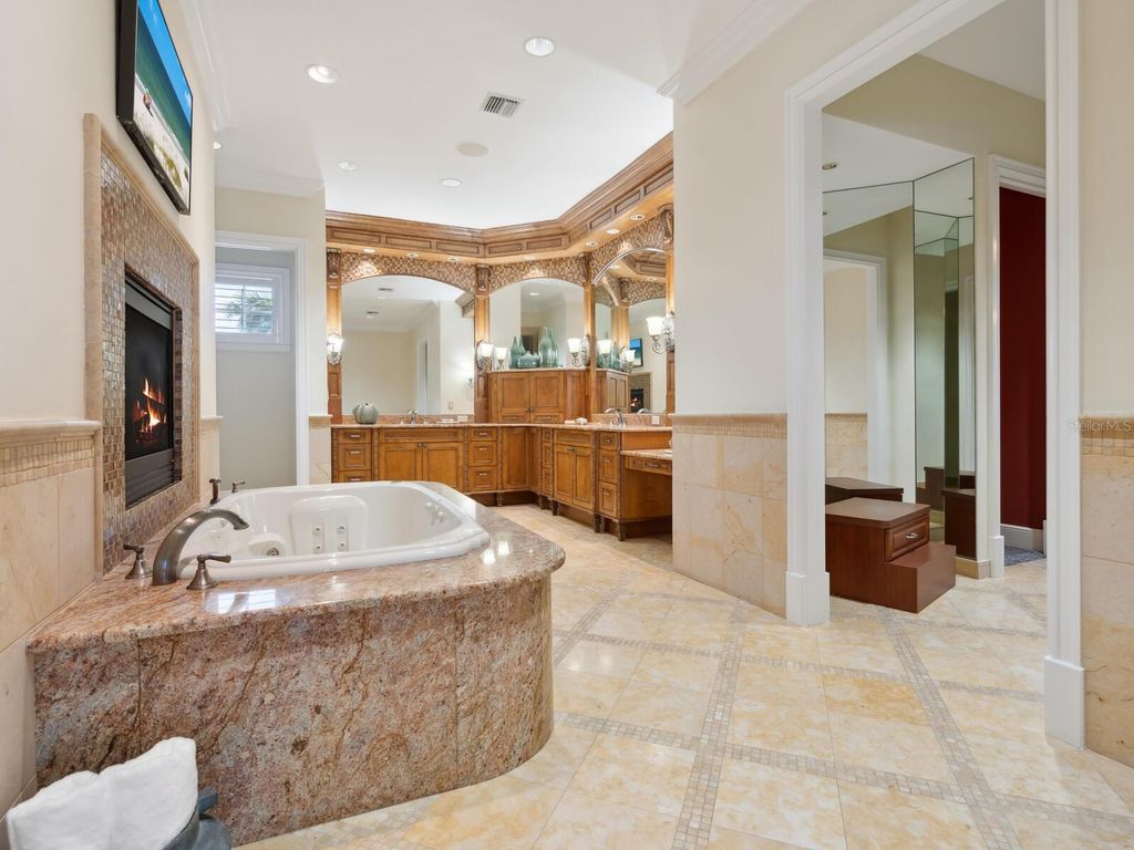 Image 39 of property listing at 1423 HILLVIEW DRIVE, Sarasota, FL 34239