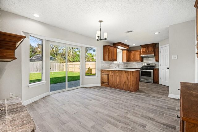 107 Sandalwood Drive, Lake Jackson, TX 77566