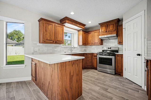 107 Sandalwood Drive, Lake Jackson, TX 77566