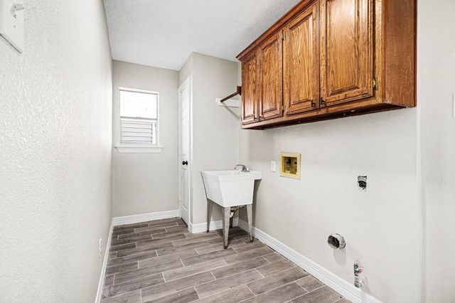 107 Sandalwood Drive, Lake Jackson, TX 77566