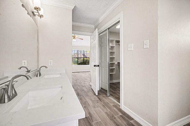 107 Sandalwood Drive, Lake Jackson, TX 77566