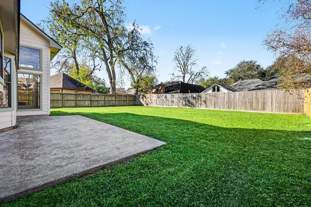 107 Sandalwood Drive, Lake Jackson, TX 77566