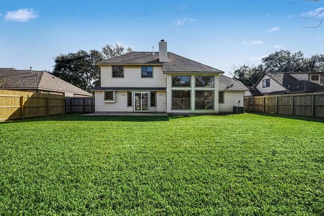 107 Sandalwood Drive, Lake Jackson, TX 77566