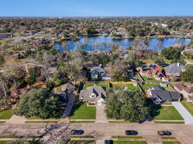 107 Sandalwood Drive, Lake Jackson, TX 77566