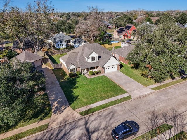 107 Sandalwood Drive, Lake Jackson, TX 77566