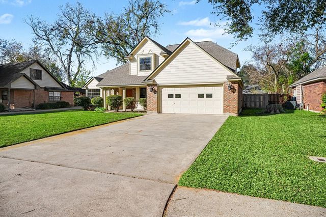 107 Sandalwood Drive, Lake Jackson, TX 77566