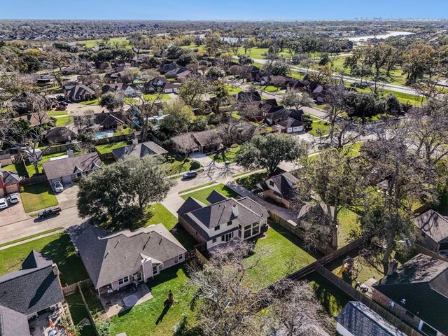 107 Sandalwood Drive, Lake Jackson, TX 77566