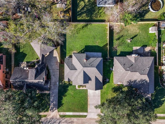 107 Sandalwood Drive, Lake Jackson, TX 77566