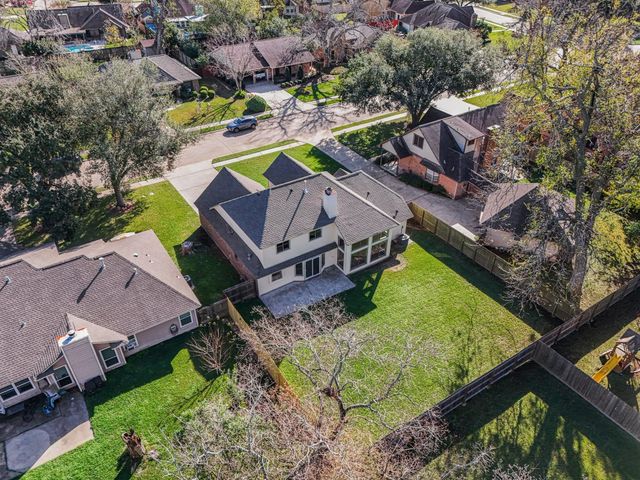 107 Sandalwood Drive, Lake Jackson, TX 77566