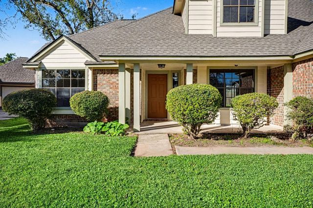 107 Sandalwood Drive, Lake Jackson, TX 77566