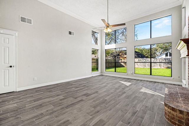 107 Sandalwood Drive, Lake Jackson, TX 77566