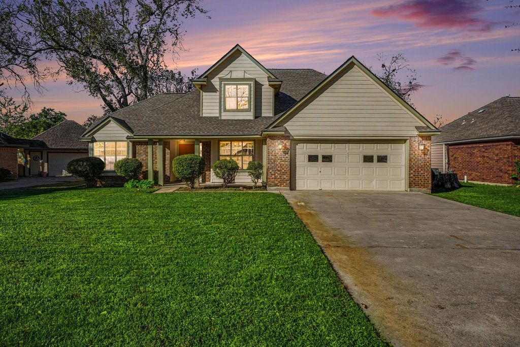 107 Sandalwood Drive, Lake Jackson, TX 77566