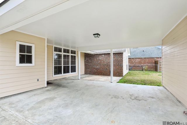 16055 W Lakepoint Ct, Prairieville, LA 70769