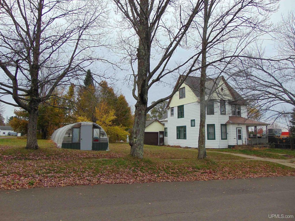 110 E River Street, Ontonagon, MI 49953