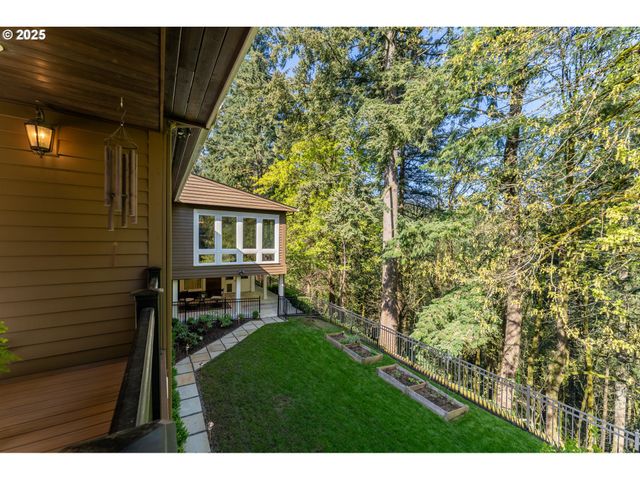 2744 Sw SHERWOOD Dr, Portland, OR 97201