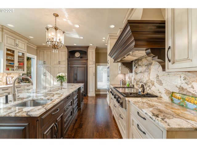 2744 Sw SHERWOOD Dr, Portland, OR 97201