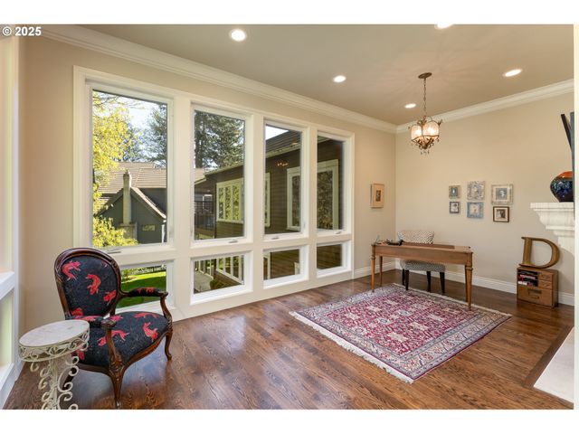 2744 Sw SHERWOOD Dr, Portland, OR 97201